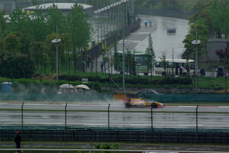 Illustration for article titled 2009 Chinese Grand Prix Gets Wet, Real Wet